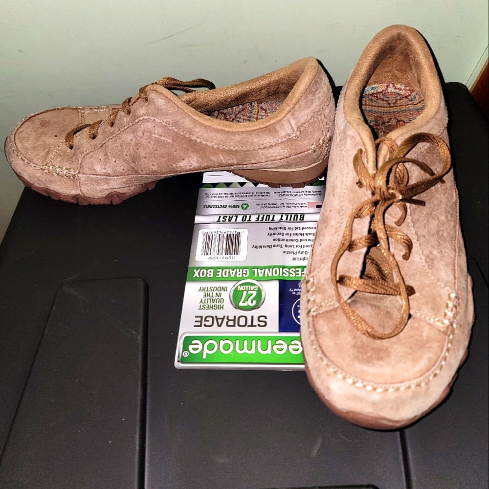 Suede Skechers relax fit sneakers